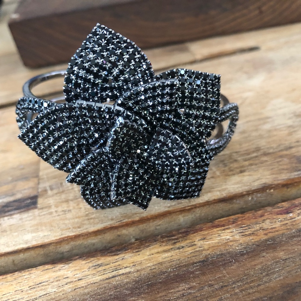 Beautiful spring close bracelet